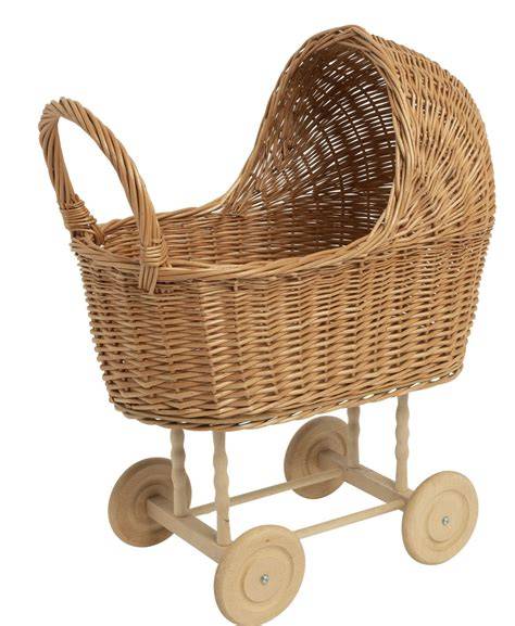Een kind dat met een rieten poppenwagen speelt in een tuin