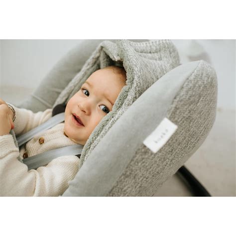 Illustratie van een zachte badstoffen Koeka autostoelhoes in roze