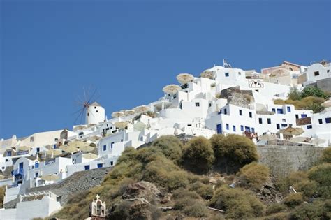 panoramisch uitzicht op Rhodos met witte huisjes en blauwe zee