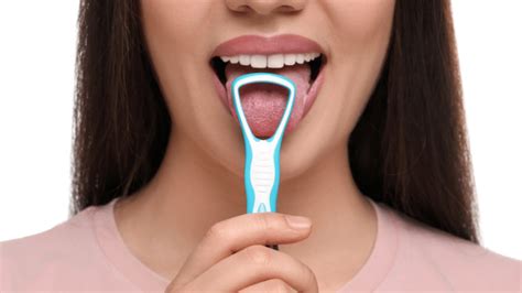 Illustratie van een persoon die zijn tong schoonmaakt met een tongschraper.