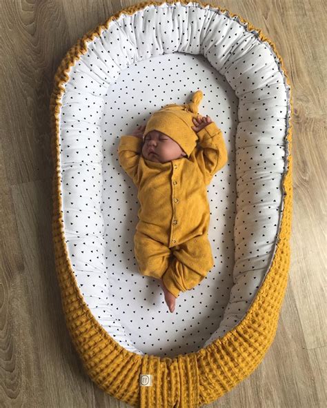 Illustratie van een baby nestje met opstaande randen, die de gelijkenis met een vogelnest benadrukt.