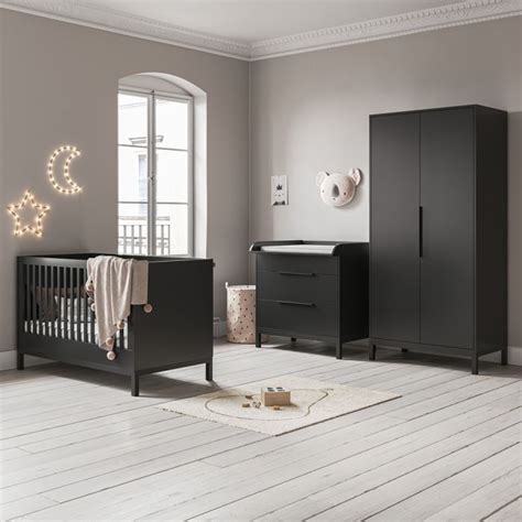 Stijlvolle babykamer ingericht met meubels van Petite Amélie, inclusief decoratieve elementen.