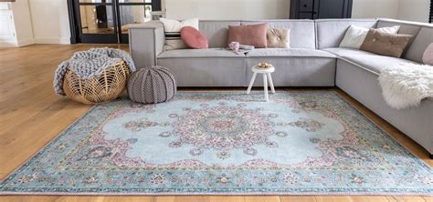 Een kleurrijk en zacht vloerkleed in een kinderkamer, ideaal voor spel.