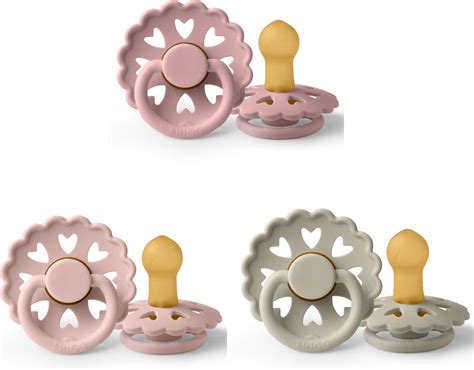 Baby met een vlindervormige fopspeen, waarbij de vorm op het gezicht is te zien en de luchtgaatjes zichtbaar zijn