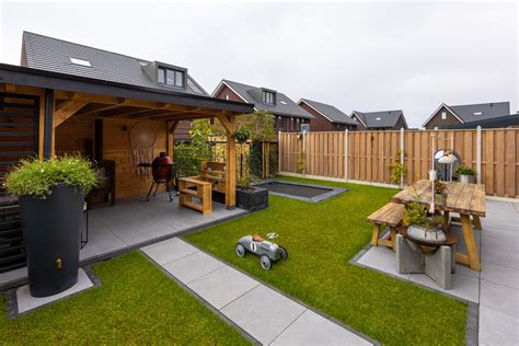 Foto van de tuin van De Kleine Wereld De Wittenstraat met moestuin en buitenkeuken