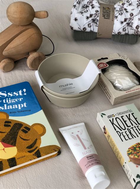 Illustratie van een stapel babyspullen, met een pijl die aangeeft dat ze verhuurd kunnen worden.