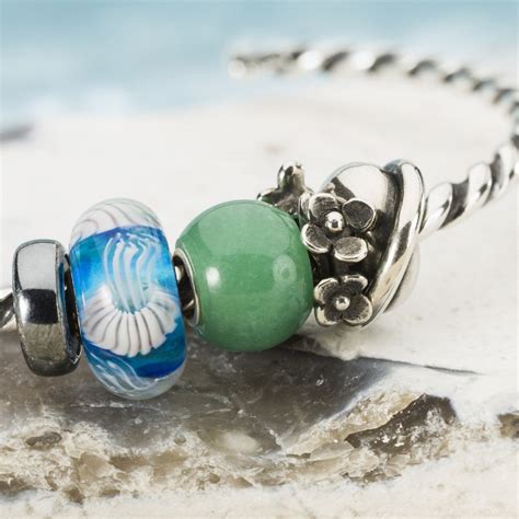 een gevarieerde collectie van Trollbeads bedels en armbanden