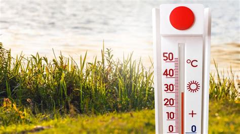 illustratie van een besneeuwd landschap met een thermometer die -4 graden aangeeft