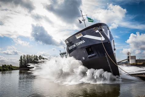 scheepswerf met een nieuw te water gelaten bark