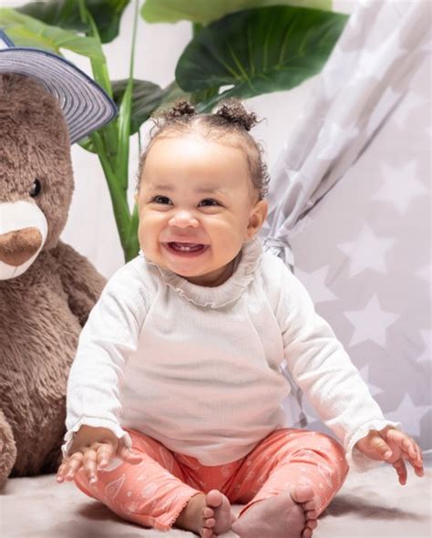 Een baby in een schattig Ducky Beau outfit