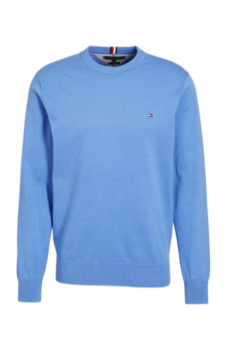 Illustratie van diverse babykledingstukken van Tommy Hilfiger, zoals een romper, broekje en trui.