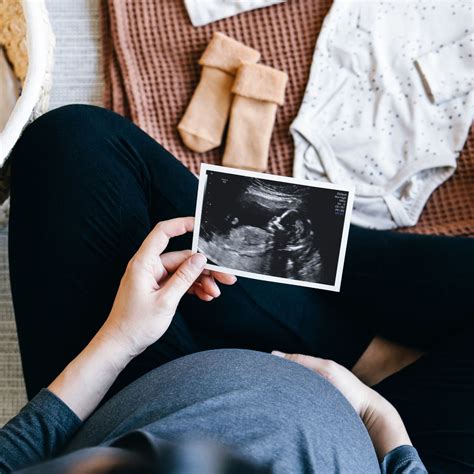 Foto van een echo en gelukkige ouders die zwangerschap aankondigen