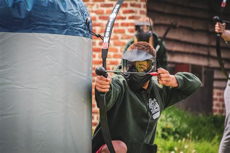 Infographic met de lengtevereisten voor de verschillende parcoursen van Archery Tag.