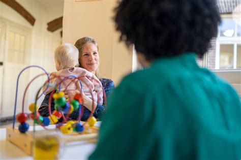 illustratie van een personal shopper die advies geeft aan aanstaande ouders bij een babyuitzet
