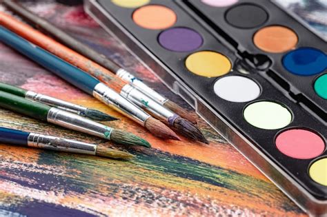 Overzicht van knutselmaterialen, van verf en penselen tot gerecyclede dozen