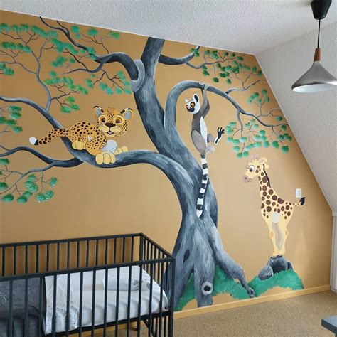 Voorbeeld van een creatieve muurschildering in een babykamer