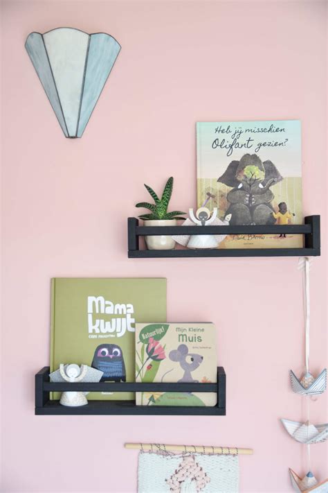 Illustratie van een babykamer met een kruidenrekje vol kinderboekjes