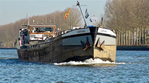 Schema dat de voor- en achterdiepgang van een schip illustreert, met vermelding van trim.