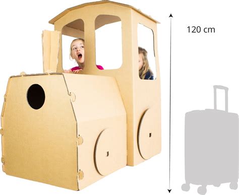 Kinderen die spelen met een trein gemaakt van kartonnen dozen