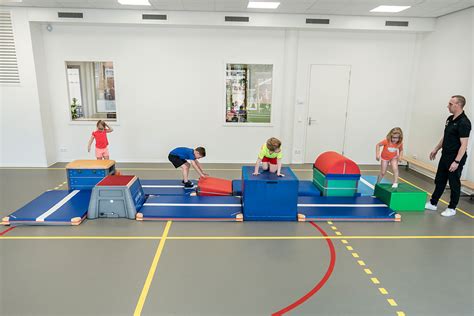 Kinderen die een hindernisbaan afleggen in de woonkamer