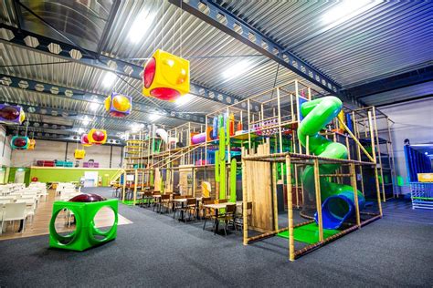 Overzicht van een kleurrijke indoor speeltuin met veel speeltoestellen voor kinderen