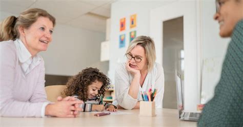 Illustratie van een ouder die praat met een medewerker van de kinderopvang.