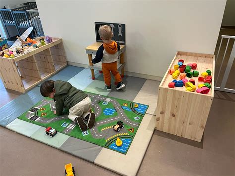 Indeling van een BSO-ruimte met verschillende speelhoeken: creatief, bouwen, lezen en gezelligheid