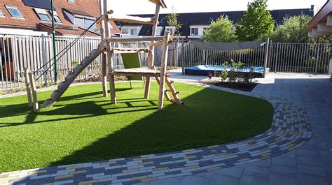 Illustratie van een veilige en uitdagende buitenruimte voor kinderen