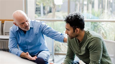 Foto van een therapeut die een zachte, ondersteunende aanraking geeft aan een cliënt.