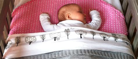 Visualisatie van hoe een babybedje veilig en kort wordt opgemaakt.