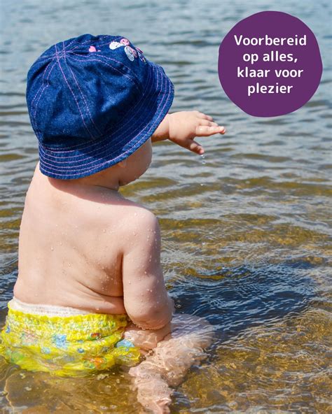 Illustratie van een kind dat met een wasbare zwemluier in het water speelt.