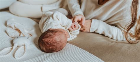 Vrouw met acupunctuurnaalden in de rug, symboliseert voorbereiding op de bevalling