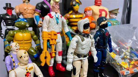 Nostalgische afbeelding van speelgoed uit de jaren '80 zoals Lego, Game Boy en Playmobil.