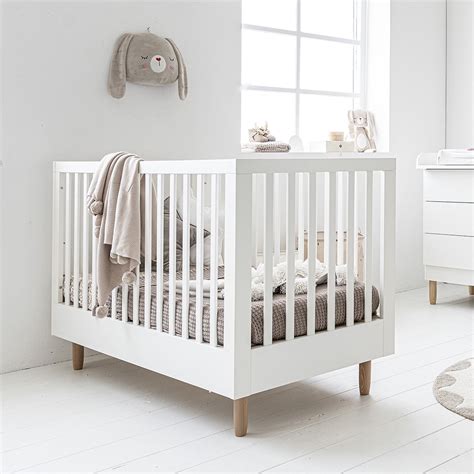Een baby ledikant met praktische opberglades