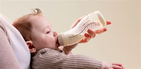 Illustratie van het bereiden van een babyfles