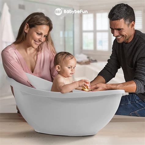 Illustratie van een baby die ontspannen in een babybadje drijft