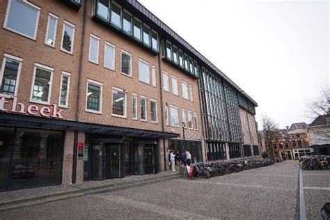 Foto van de buitenkant van het gebouw waar MTV/MTNL gevestigd was, of een archiefopname van de studio.