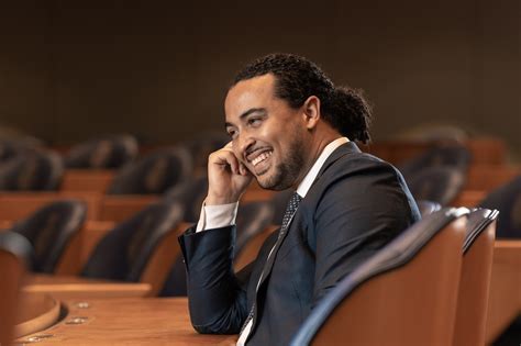 Illustratie van een babyhuid die beschermd wordt door de vernix