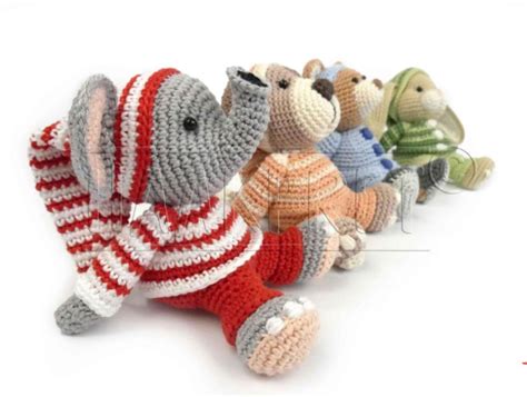 Illustratie van diverse gehaakte babybeestjes en thema's uit het boek van Anja Toonen