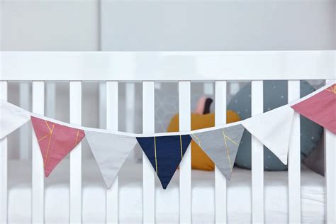 Illustratie van diverse stoffen slingers in een kinderkamer.