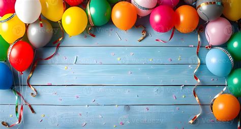 Een tafel gedecoreerd met blauwe en witte versieringen, inclusief ballonnen en een taart.