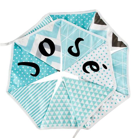 Detailfoto van een handgemaakte stoffen naamslinger met vrolijke kleuren.