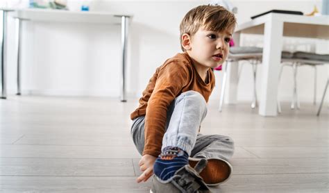 Peuter die weigert zijn schoenen aan te trekken