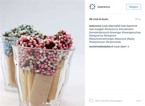 Illustratie van verschillende geboorte traktaties zoals lange vingers met muisjes, soesjes en gepersonaliseerde chocolaatjes.