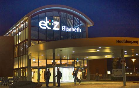 Drukte van taxibusjes en auto's die vaststaan bij de ingang van het ETZ Elisabeth en het OCL.