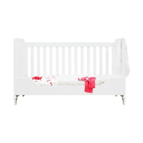 Schema dat de ombouw van een Bopita doorgroeibed van babybed naar bedbank illustreert