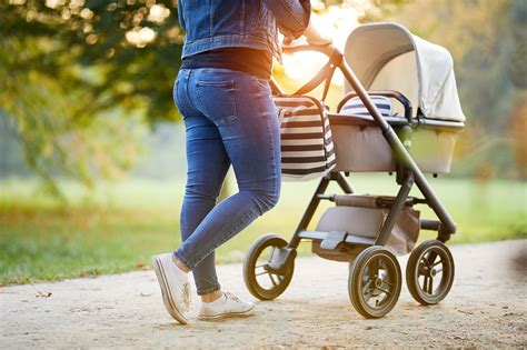 Baby in een kinderwagen buiten in de natuur