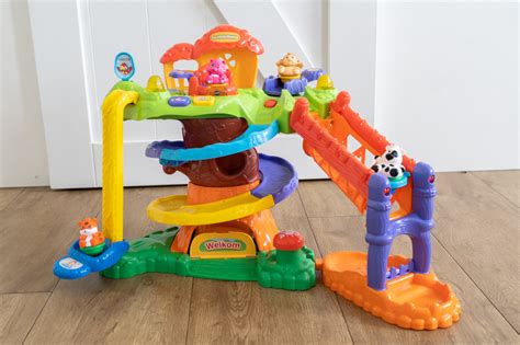 illustratie van het ZoomiZooz Klim Verken Boomhuis met de tuimeldiertjes