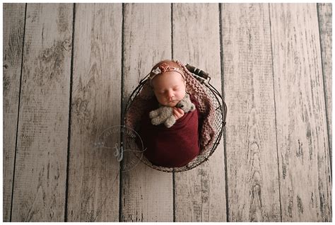 Een sfeervolle, warme en rustige fotostudio ingericht voor newborn fotografie.