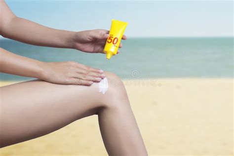 afbeelding van iemand die zonnebrandcrème aanbrengt